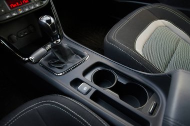 Modern araba iç mimarisi: vites değiştirme konsolu ve cupholders