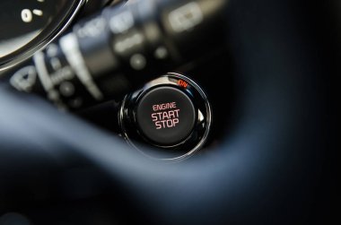 Bir arabanın motor çalıştırma düğmesini kapat Modern otomotiv teknolojisi