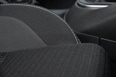 Siyah araba koltuğu kumaş dokusunu birbirine zıt dikişlerle kapatın.