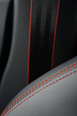 Turuncu dikişli gri deriyi kapat. Lüks otomotiv iç dokusu.