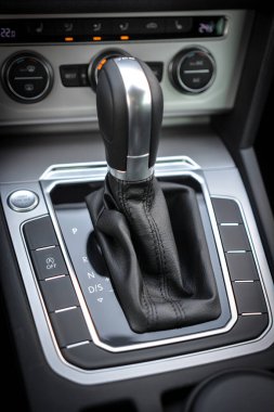 Modern arabanın otomatik vites kayması ve konsol Sleek tasarımı ve sezgisel kontrolleri