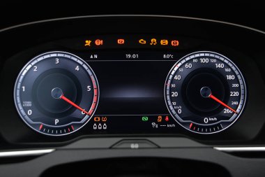 Araba gösterge paneli RPM hızını ve uyarı ışıklarını gösterir