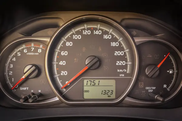 Hızlı RPM ve kilometre sayacı değerlerini gösteren bir araç enstrüman panelini kapat