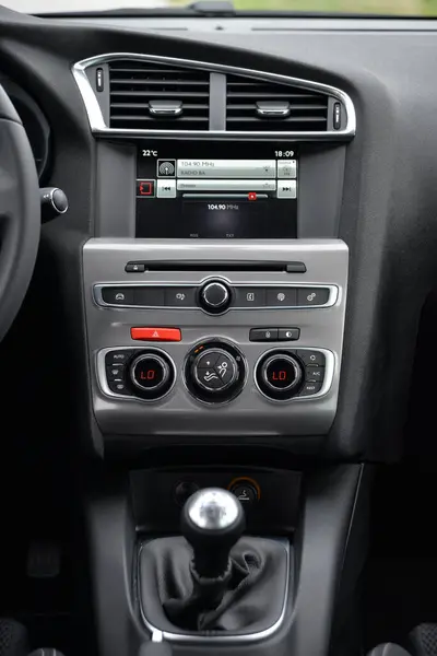 Dijital ekran ve iklim kontrollü modern araba içi gösterge paneli