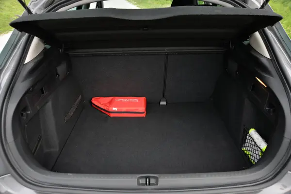 İlk yardım çantası ve depolama ağı olan boş bir araba bagajı.