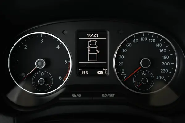 Bir arabanın hız devir ve gezi bilgilerini gösteren aygıt panelinin görüntüsünü kapat