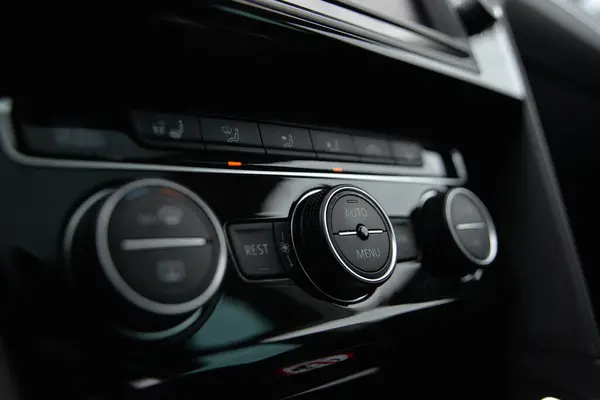 Modern arabanın klima kontrol panelini kapatın. Sleek tasarım sezgisel arayüzü