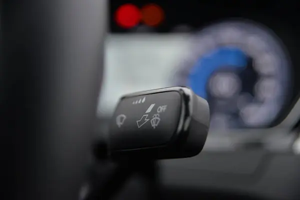 Arabanın sileceği ve yıkama kontrol mekanizmasını kapat. Modern araç iç mimarisi.