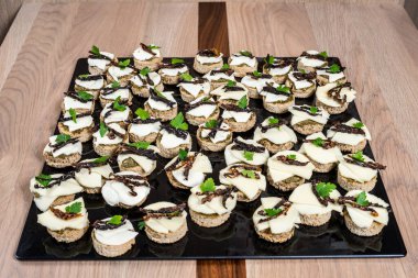 Aperatif aperatif tabağı tam buğday krakeri üzerine çeşitli malzemelerle her türlü toplanma için mükemmel.