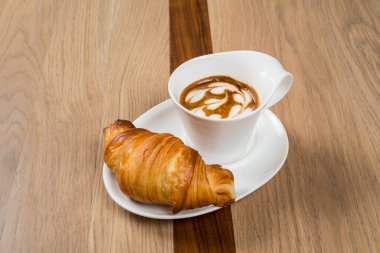 Hamur işi ve kahve: Taze pişmiş kruvasanla nefis bir latte eşleşmesi