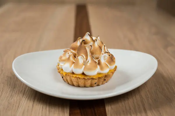 Lezzetli limonlu tart ve kızarmış krema. Tatlı ve keskin bir tat. Mükemmel.!