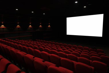 Boş sinemanın içi sıra sıra kırmızı koltuklarla dolu. Büyük beyaz perdeye bakıyor. Film deneyimi için hazır.