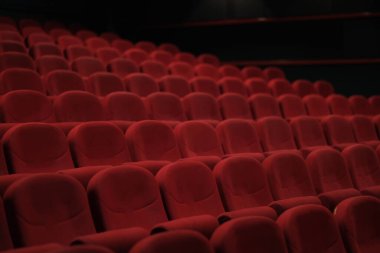 Boş kırmızı koltuklar oditoryumda ya da sahne sanatları alanında bir beklenti hissi yaratır.