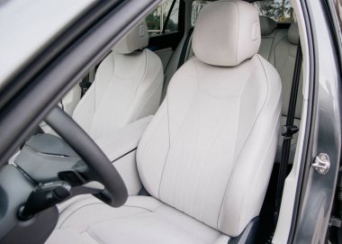Dâhili vitrinler, lüks modern otomotiv ve rafine tarzını örnek alan gösterişli bir direksiyon simidiyle tamamlanmış beyaz deri koltukları doldurur..