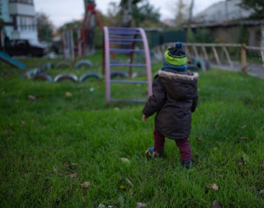 parkta oynayan çocuk