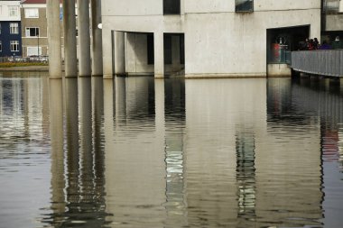 Suda inşa etmenin yansıması