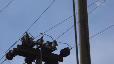 Elektrik nakli ve elektrik lokomotifleri için demiryolu hattında kablolar ve elektrikli cam yalıtıcılar var.