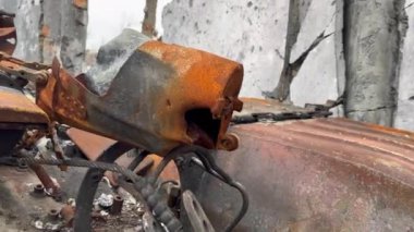 Kırılmış ve yanmış ev, Ukrayna 'daki savaş sırasında topçu mermileri tarafından tahrip edilmiş, tankın paslı ve kırık tarafı ile ayrılmış taret piyade aracının bulunduğu yer.