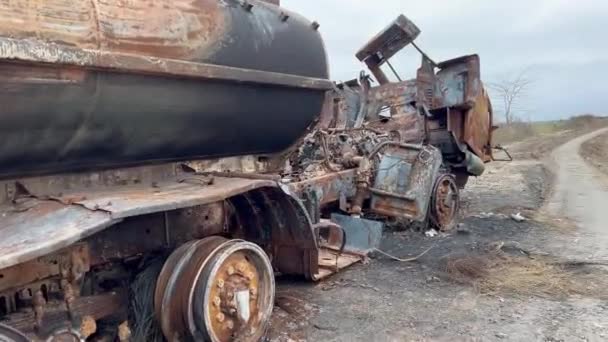 Petrolero Gas Quemado Oxidado Roto Por Proyectiles Artillería Durante Guerra — Vídeos de Stock
