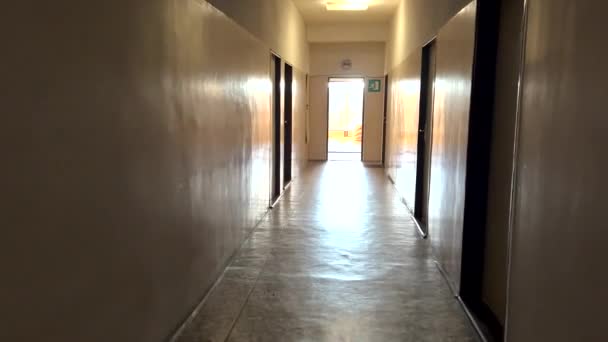 Her Iki Tarafında Kapılar Olan Karanlık Koridorda Ilerliyoruz — Stok video