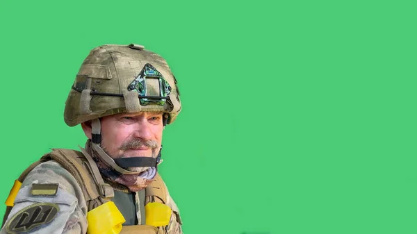 Oekraïense Soldaat Tijdens Oorlog Glimlachend Groene Achtergrond Beschermhelm Kogelvrije Vesten — Stockfoto