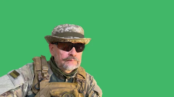 Uso Sombrero Gafas Retrato Soldado Ucraniano Edad Avanzada Durante Guerra —  Fotos de Stock