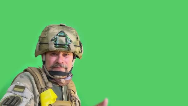 경험많은 우크라이나 전쟁중 군인의 초상화 헬멧을 배경으로 괜찮다 몸짓을 보인다 — 비디오