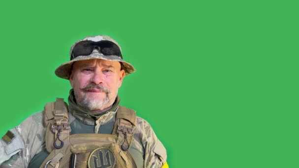 歩兵の帽子 体の鎧で戦争中の経験豊富なウクライナの兵士の肖像画 — ストック動画