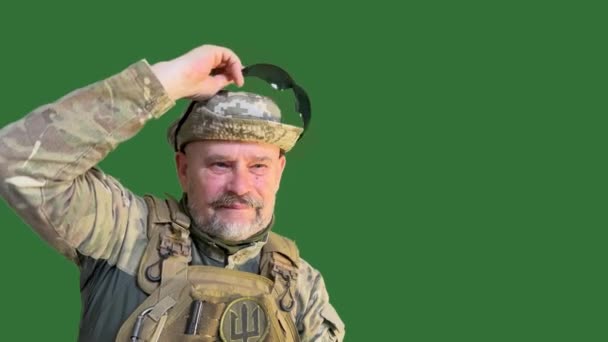 Retrato Soldado Ucraniano Experimentado Durante Guerra Sonriendo Quita Las Gafas — Vídeo de stock