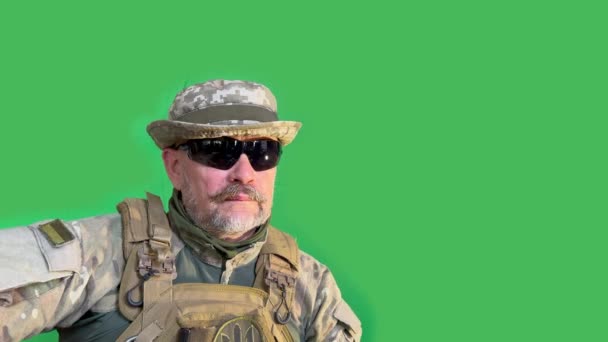 Uso Sombrero Gafas Retrato Soldado Ucraniano Edad Avanzada Durante Guerra — Vídeo de stock