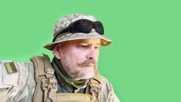 Portret Twarzy Doświadczonego Ukraińskiego Żołnierza Podczas Wojny Czarnych Okularach Kapeluszu — Wideo stockowe