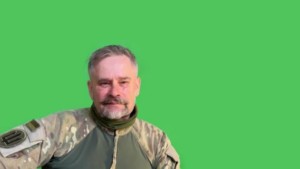 Portrét Zkušeného Ukrajinského Vojáka Portrét Starého Válečníka Války Narovnává Vlasy — Stock video