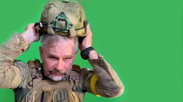 Zkušený Ukrajinský Voják Portrét Starého Válečníka Během Války Nasadí Zapne — Stock video