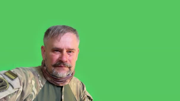 Portrét Zkušeného Ukrajinského Vojáka Klidně Dívajícího Kamery Staršího Válečníka Zeleném — Stock video