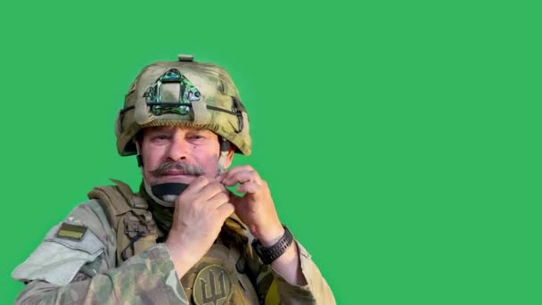 Retrato Soldado Ucraniano Experimentado Durante Guerra Quita Tranquilamente Casco Protector — Vídeo de stock