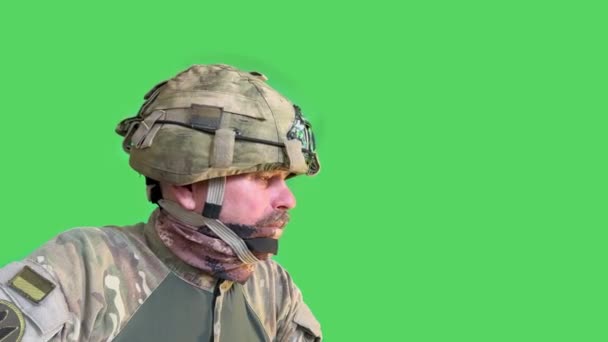Έμπειρος Ουκρανός Στρατιώτης Πορτρέτο Του Πολεμιστή Πράσινο Φόντο Κατά Διάρκεια — Αρχείο Βίντεο