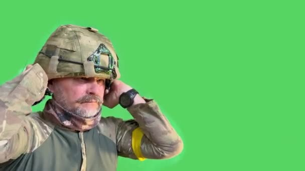 Retrato Guerrero Soldado Ucraniano Experimentado Durante Guerra Pone Sujeta Casco — Vídeo de stock