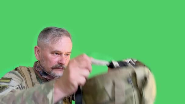 Retrato Soldado Soldado Ucraniano Experimentado Durante Guerra Pone Sujeta Casco — Vídeo de stock