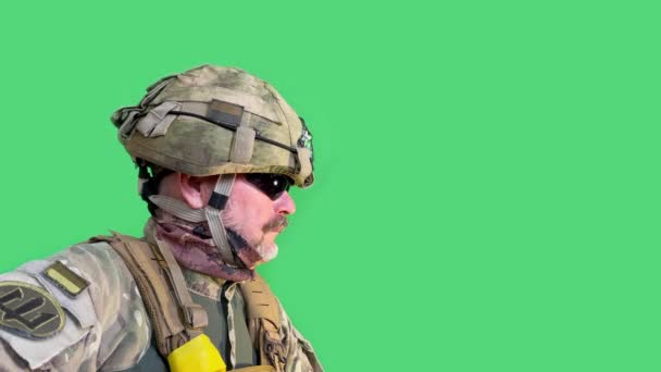 Portrét Zkušeného Ukrajinského Vojáka Války Černých Brýlích Ochranné Přilbě Neprůstřelné — Stock video