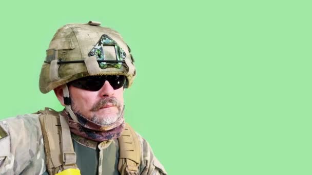 Retrato Soldado Ucraniano Experimentado Durante Guerra Con Gafas Negras Casco — Vídeo de stock