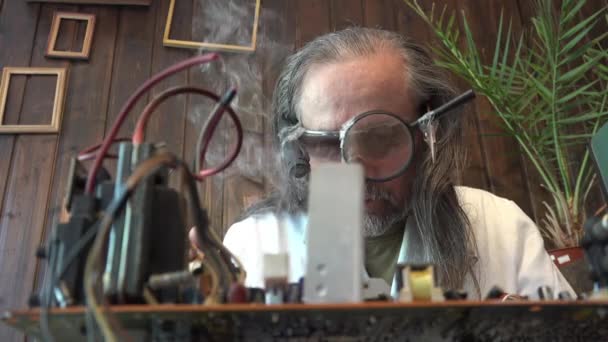 Crazy Lens Flashlight His Forehead Serious Face Soldering Microcircuits Circuit — Stock Video