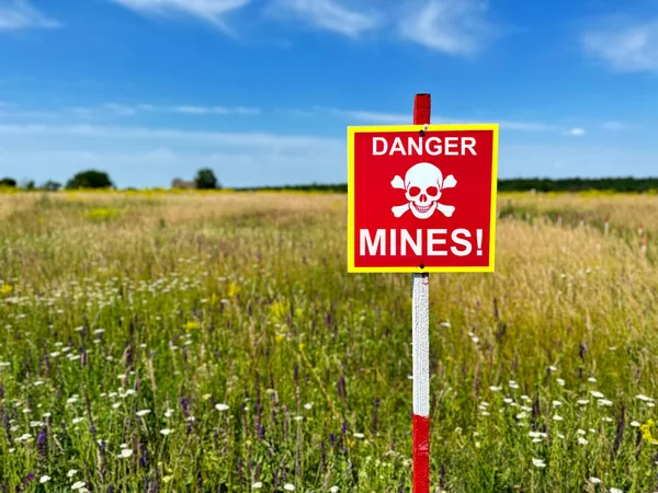 Demining Ukrajině Během Války Šermířská Značka Nápisem Nebezpečí Mines Stojí Stock Obrázky