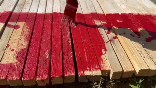 Mano Con Pincel Pinta Delgados Marcadores Madera Con Pintura Roja — Vídeo de stock