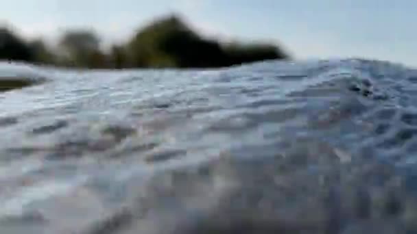 Szybka Prędkość Czystej Wody Górskiej Powierzchni Rzeki Następnie Pod Wodą — Wideo stockowe