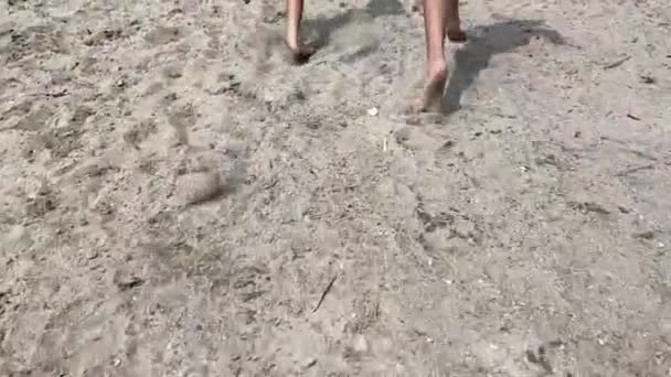 Rückenansicht Der Beine Zwei Kleine Jungen Rennen Strand Entlang Und — Stockvideo