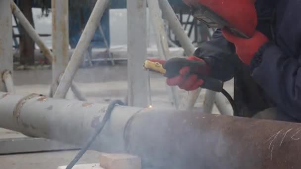 Trabajador Soldadura Máscara Protectora Soldaduras Tubo Metal Chispas Vuelan Alrededor — Vídeos de Stock