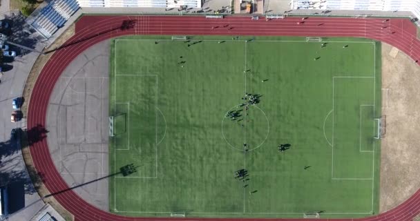 グリーンフィールドの選手との空中ビューフットボールフィールド 身体的または精神的制限が存在する子供と大人のミニヨーロッパパパラリンピックマッチ — ストック動画