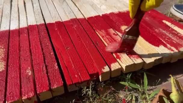 Ręka Farbami Pędzelkowymi Cienkie Drewniane Markery Czerwoną Farbą Wskazujące Niebezpieczeństwo — Wideo stockowe