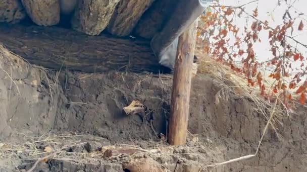 Widok Kołdry Rowu Podczas Wojny Ukrainą Dachem Drewna Parapet Dwoma — Wideo stockowe