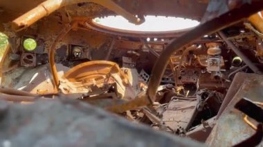 Rusty, mayınlı zırhlı personel taşıyıcısını yaktı. Yeşil çayır ve Ukrayna 'daki savaşın içeriden ve dışarıdan görünüşü.